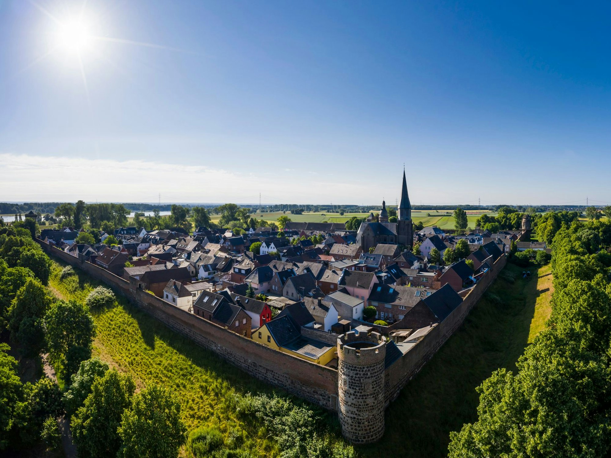 Blick über Zons am Rhein.