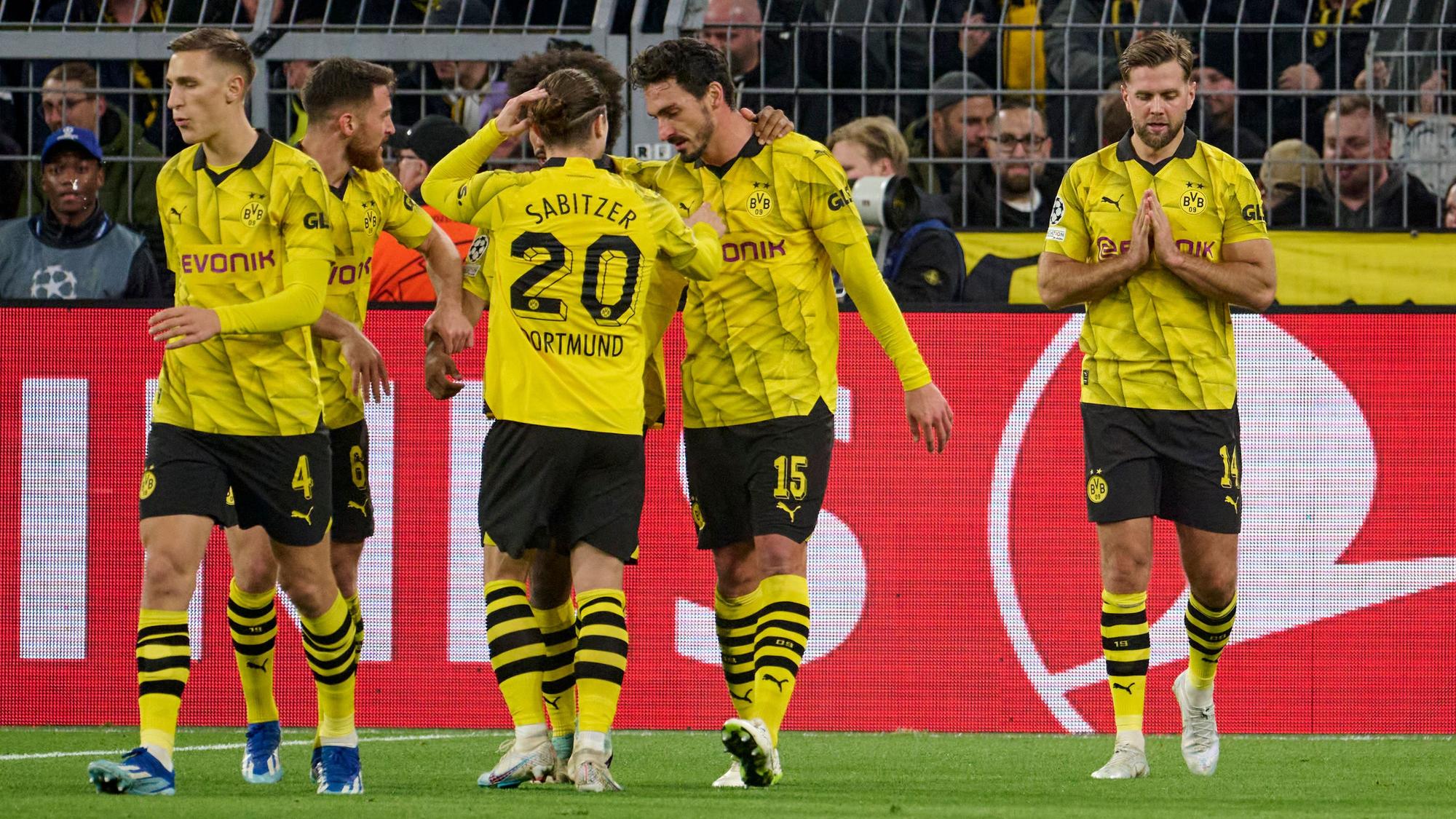 Dortmunds Niclas Füllkrug (r) jubelt über sein Tor zum 1:0.