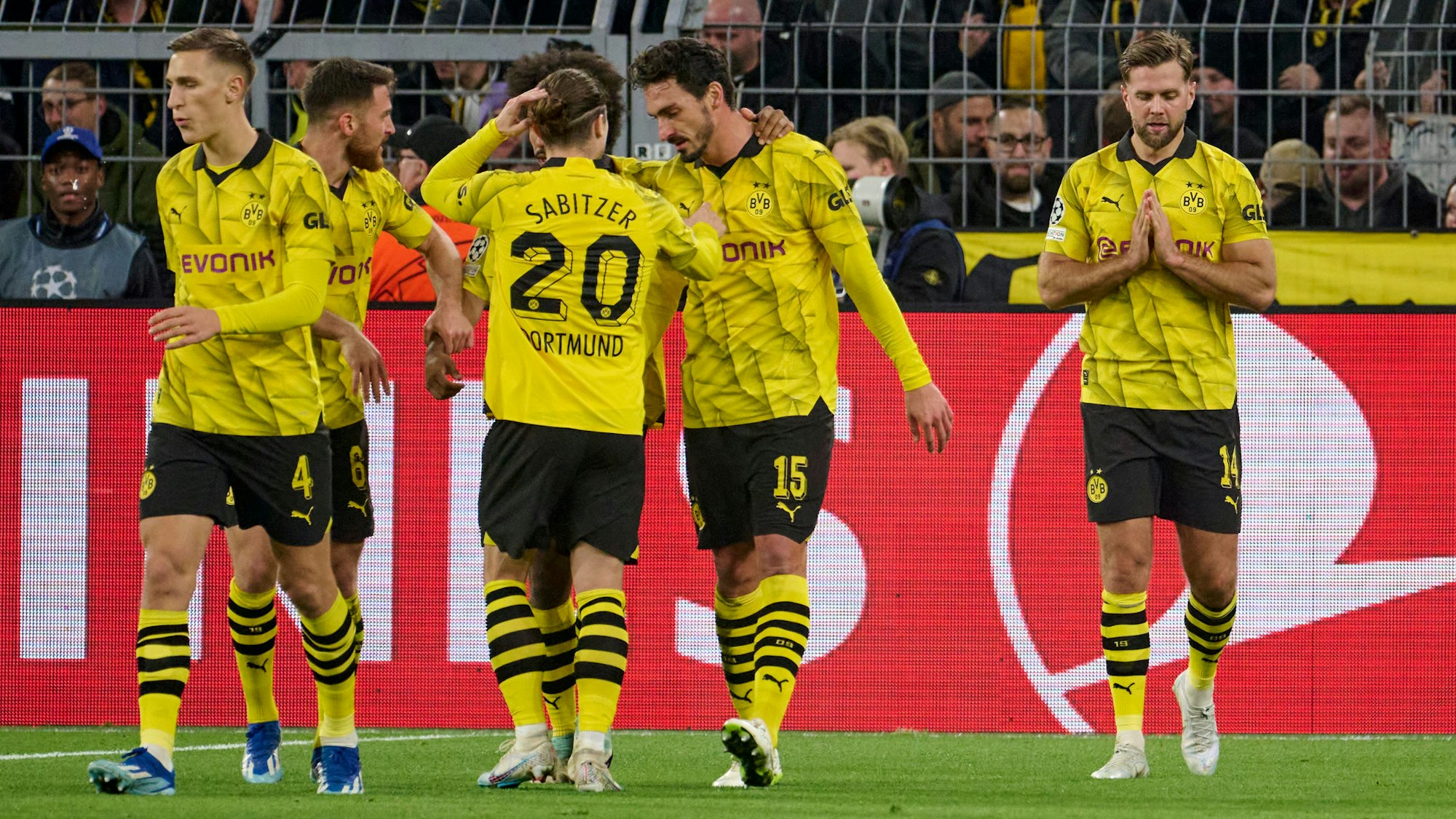 Dortmunds Niclas Füllkrug (r) jubelt über sein Tor zum 1:0.