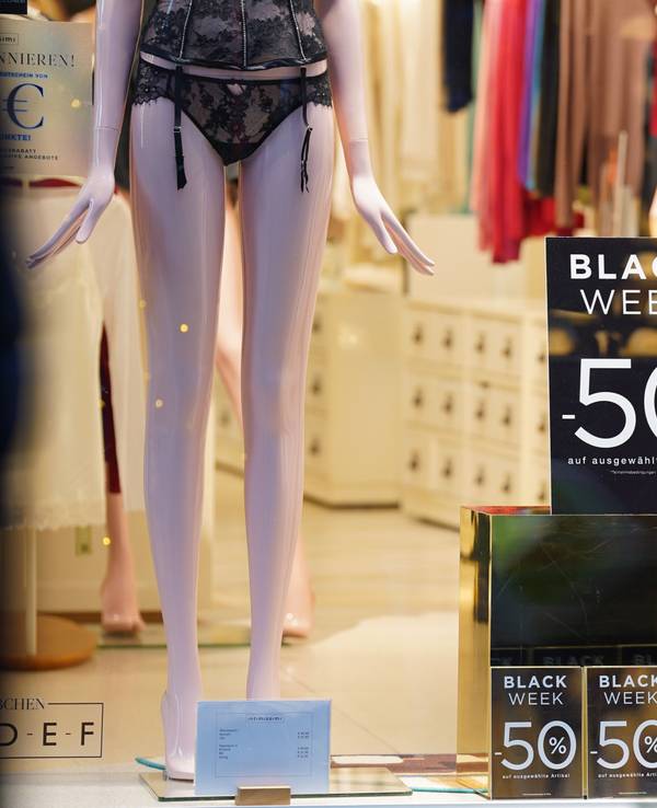 Ein Plakat mit der Aufschrift „Black Week“ hängt in einem Schaufenster eines Geschäfts.
