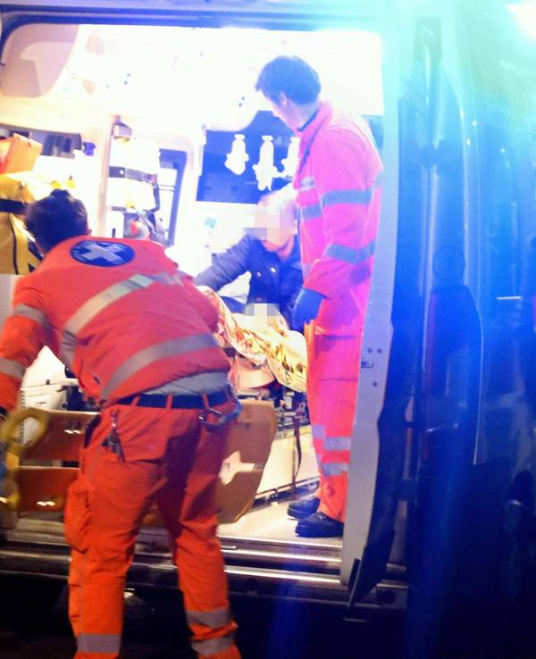 Sanitäter schieben in Mailand eine Person auf einer Trage in einen Krankenwagen.