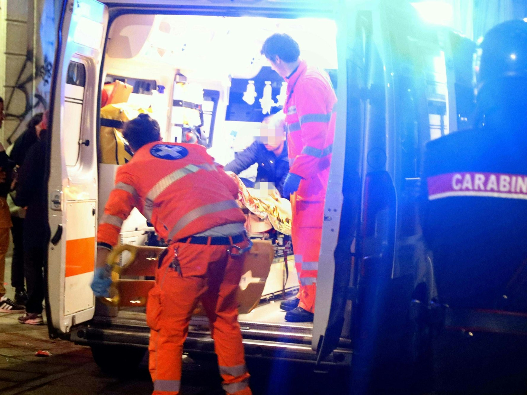 Sanitäter schieben in Mailand eine Person auf einer Trage in einen Krankenwagen.
