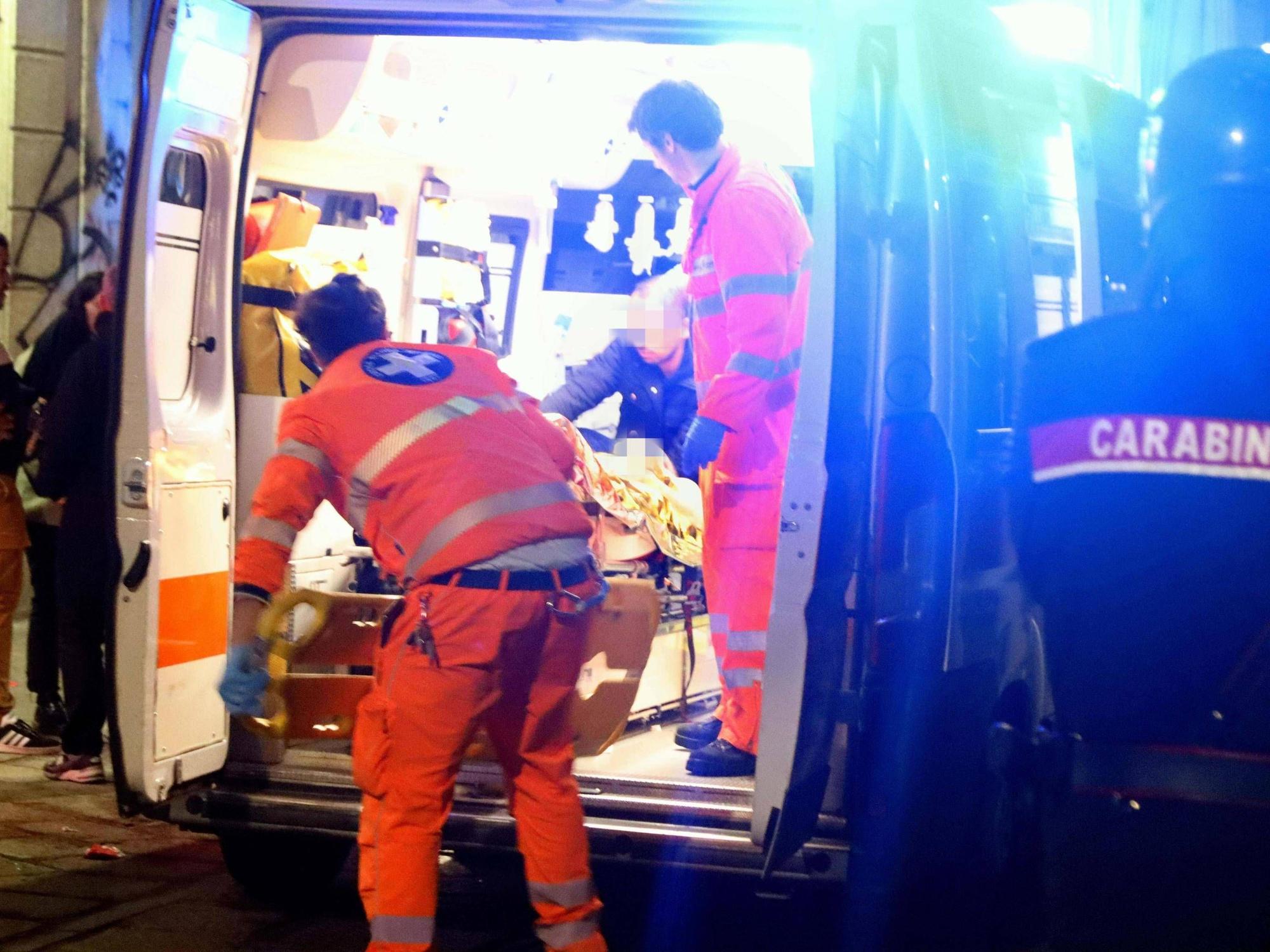 Sanitäter schieben in Mailand eine Person auf einer Trage in einen Krankenwagen.
