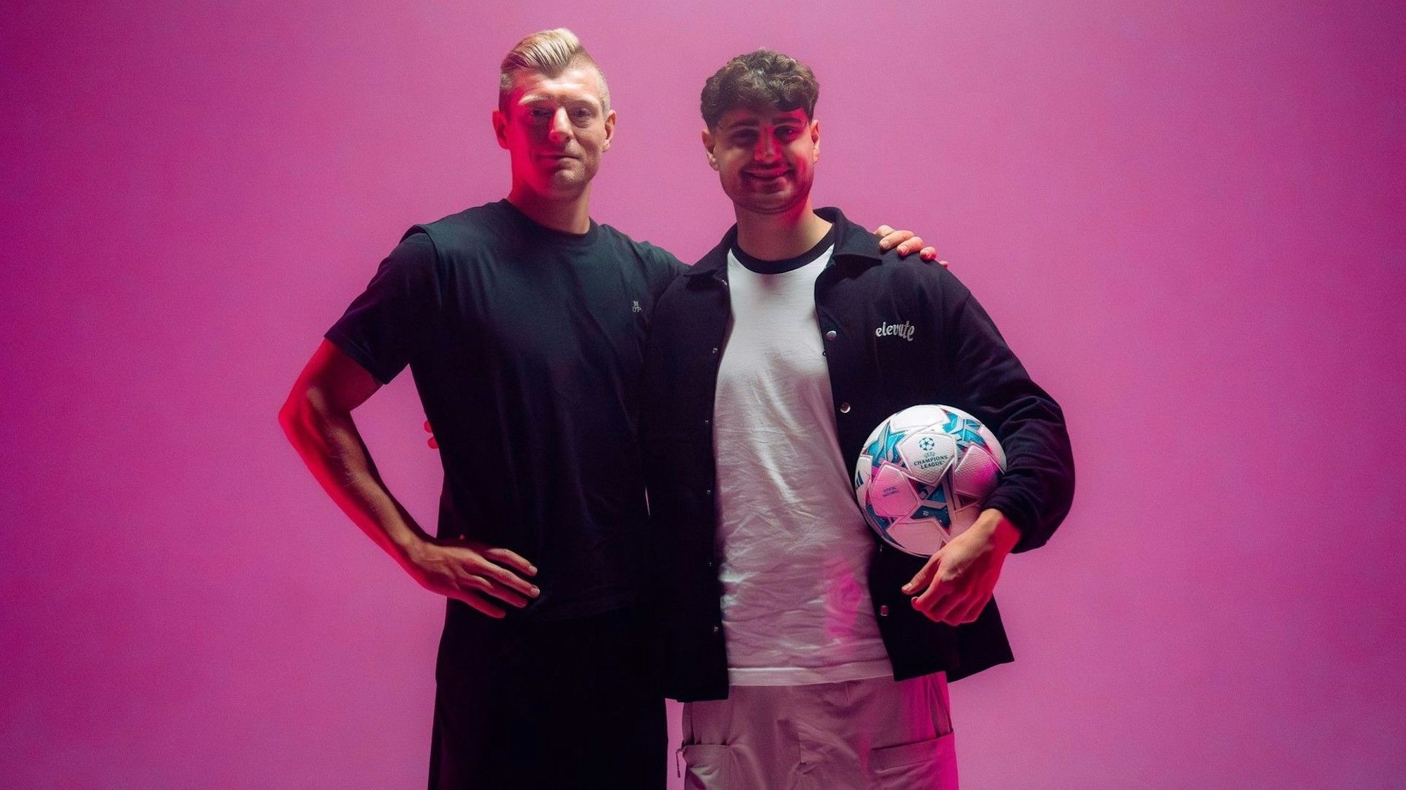 Toni Kroos posiert mit Streaner Elias „Eli“ Nerlich.