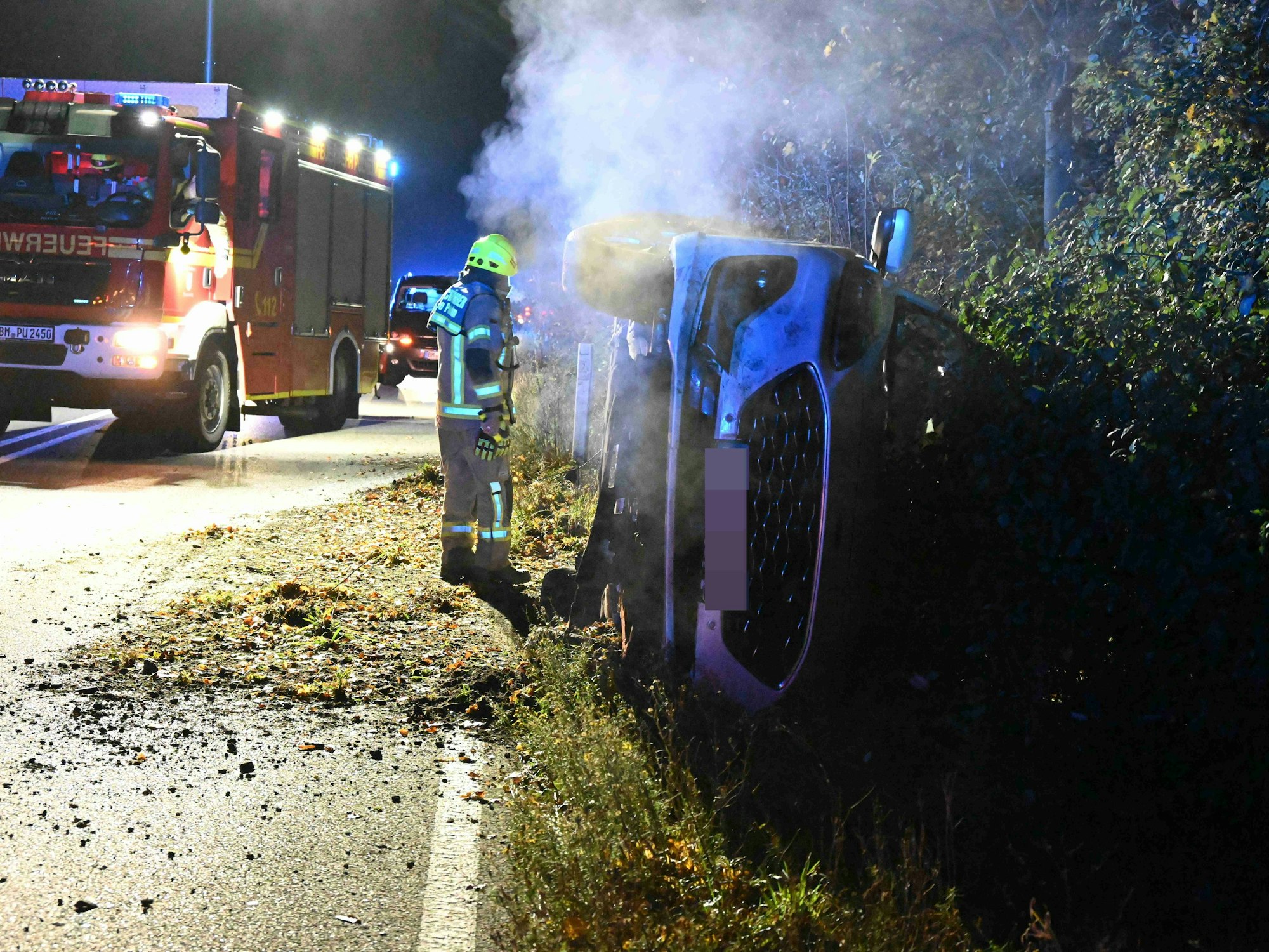 Auto liegt nach Unfall seitlich im Graben.