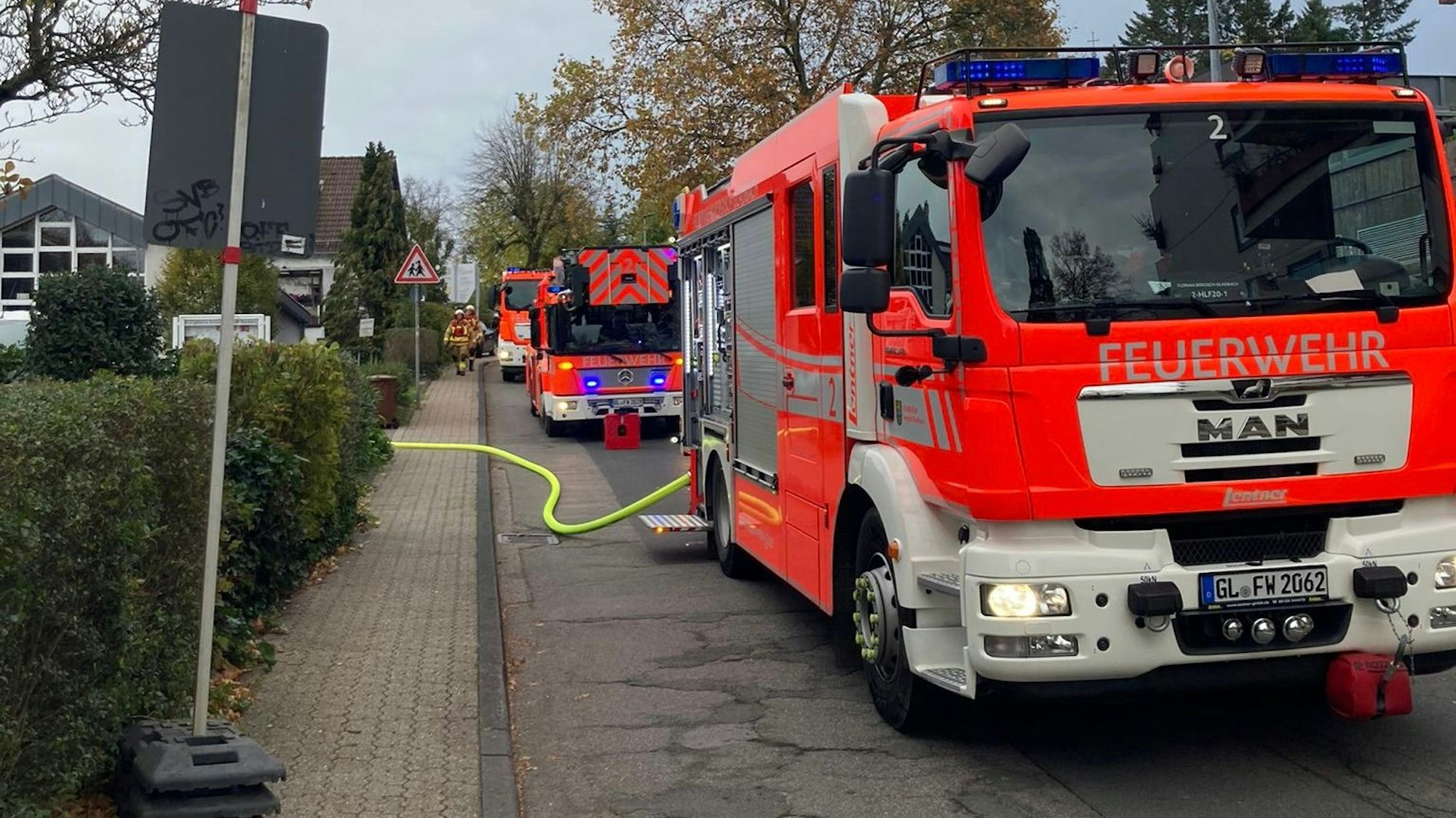 Mehrere Fahrzeuge der Feuerwehr stehen an einer Straße.