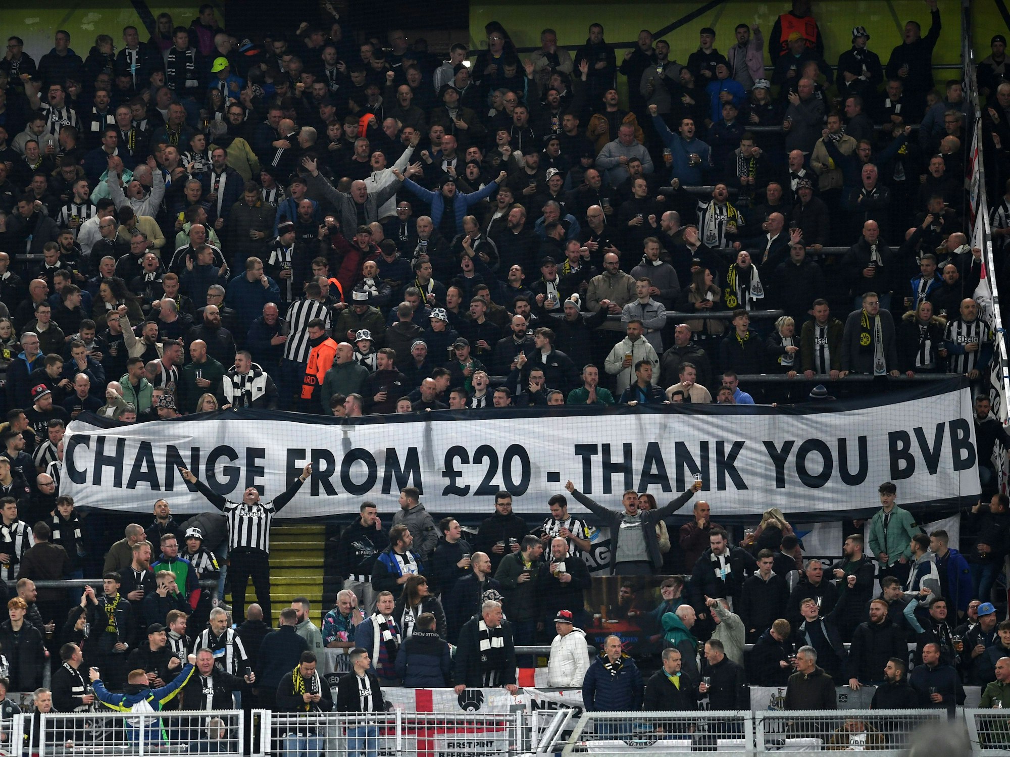 Newcastle-Fans halten ein Plakat mit der Aufschrift „Change from £20 – thank you BVB“ hoch.