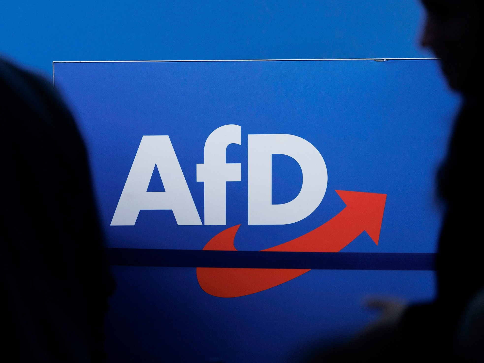 Das Parteilogo ist beim AfD-Bundesparteitag in der Magdeburger Messe zu sehen.