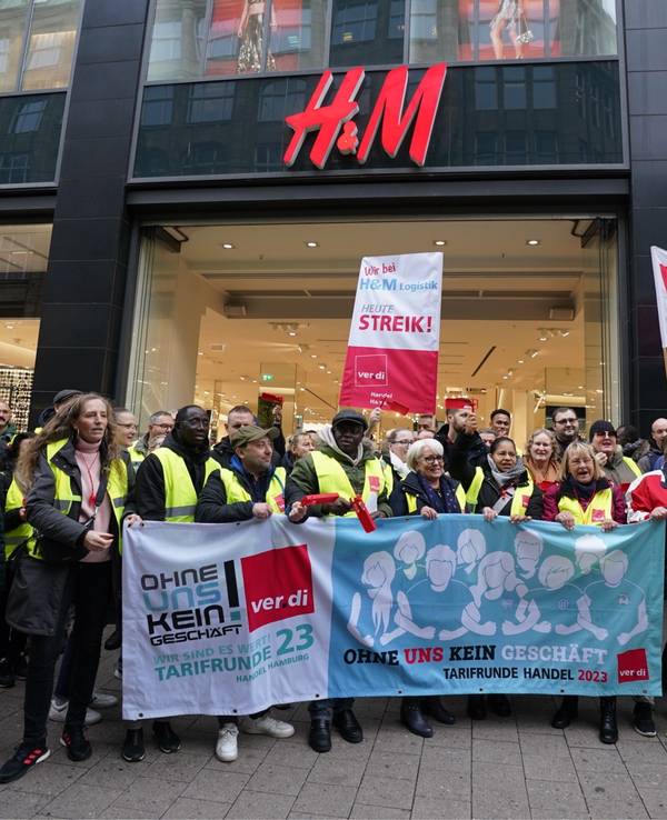 Beschäftigte streiken vor der H&M-Filiale in der Innenstadt.