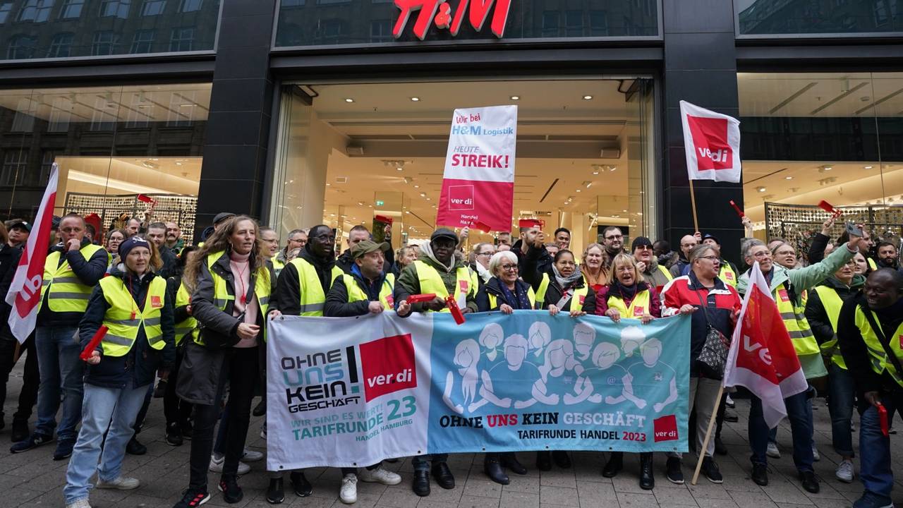 Beschäftigte streiken vor der H&M-Filiale in der Innenstadt.