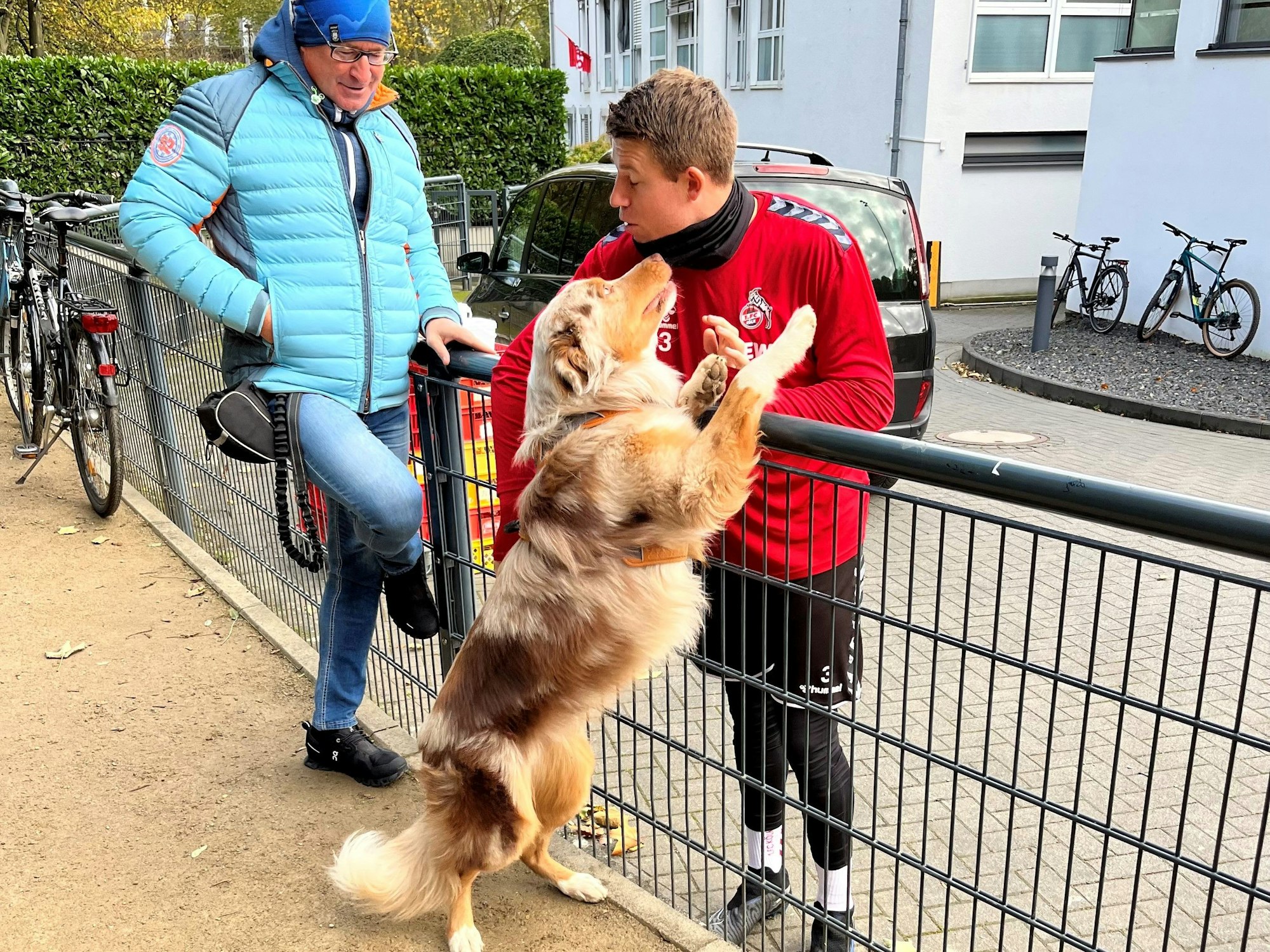 Dominique Heintz wird vom Hund geküsst.