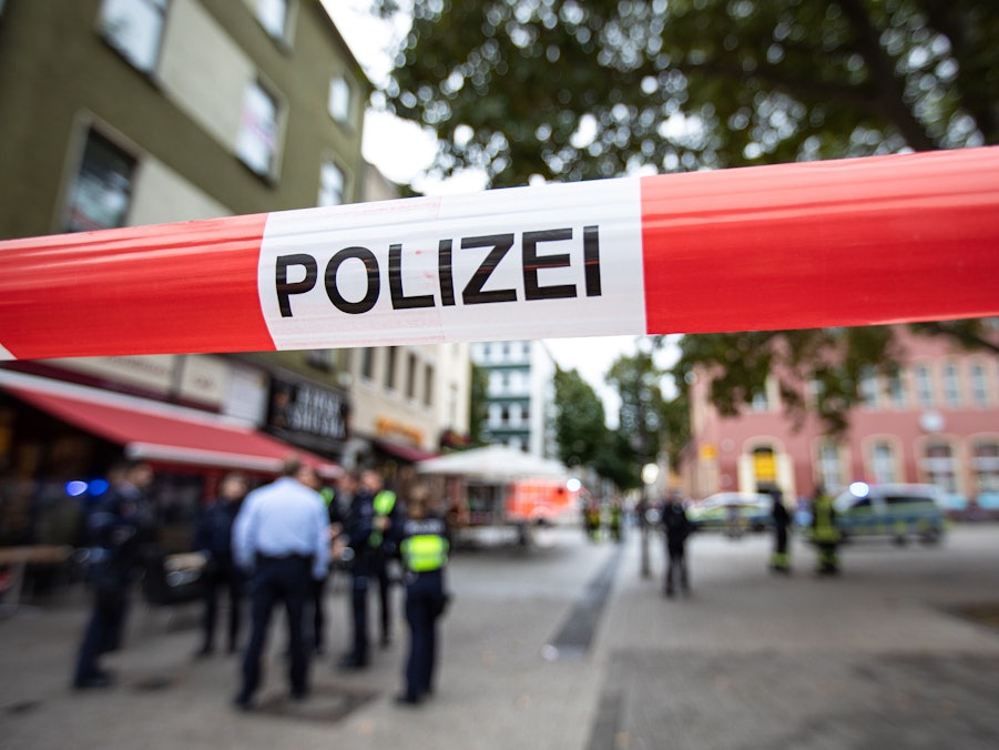 Polizei-Absperrband an einem Tatort (Symbolfoto).