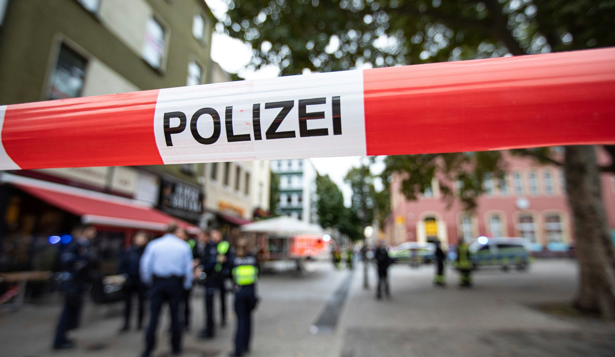 Polizeiabsperrung an einem Einsatzort.