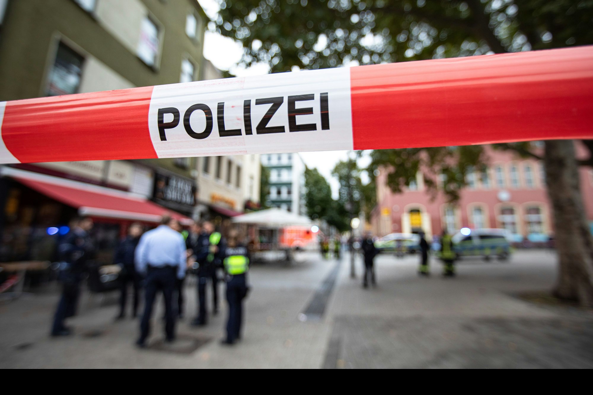 Polizeiband sperrt eine Straße nach einem tödlichen Unfall (Symbolfoto).