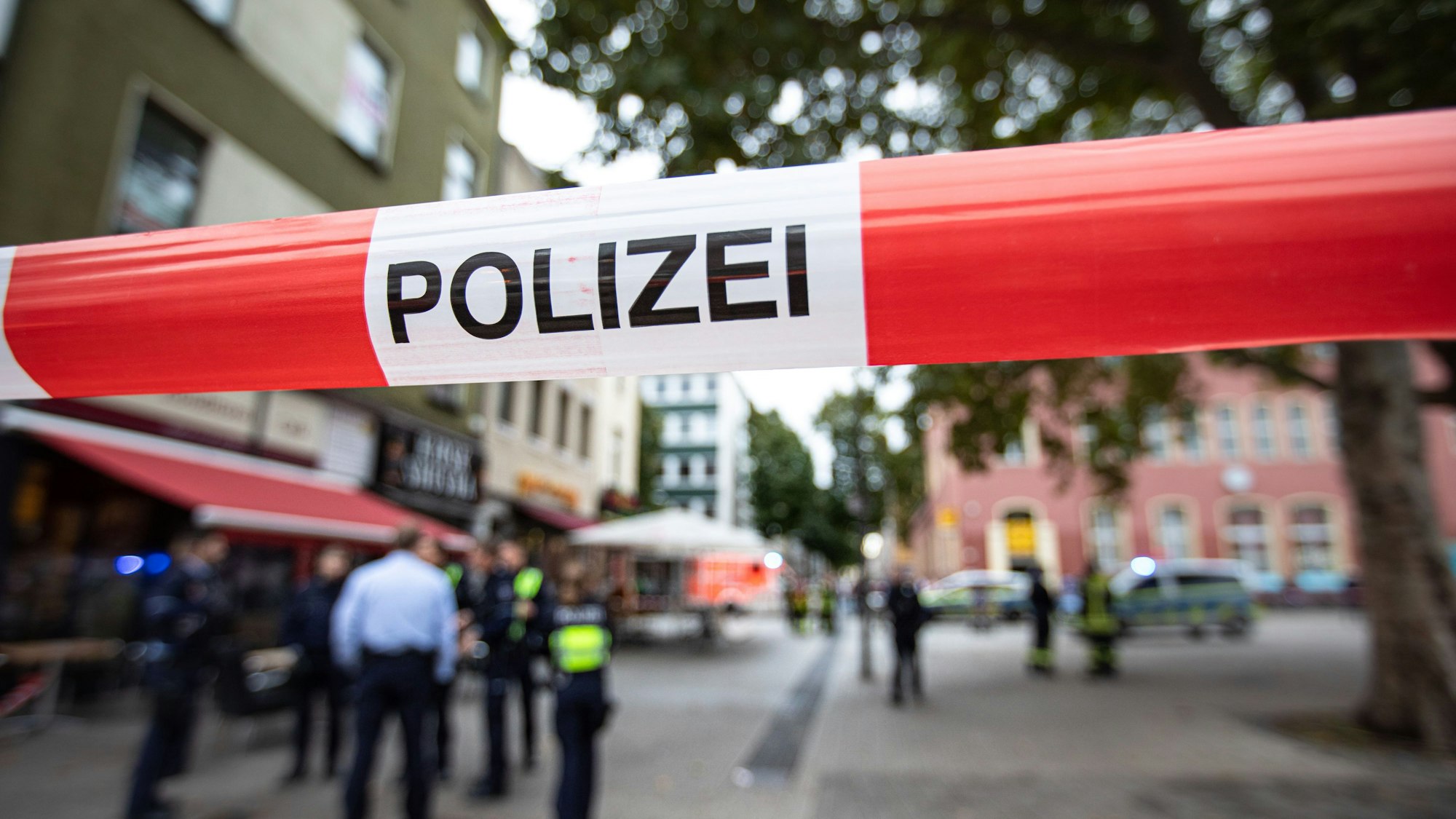 Verkehrsunfall mit E-Scooter und PKW, Polizeiabsperrung (Symbolfoto)