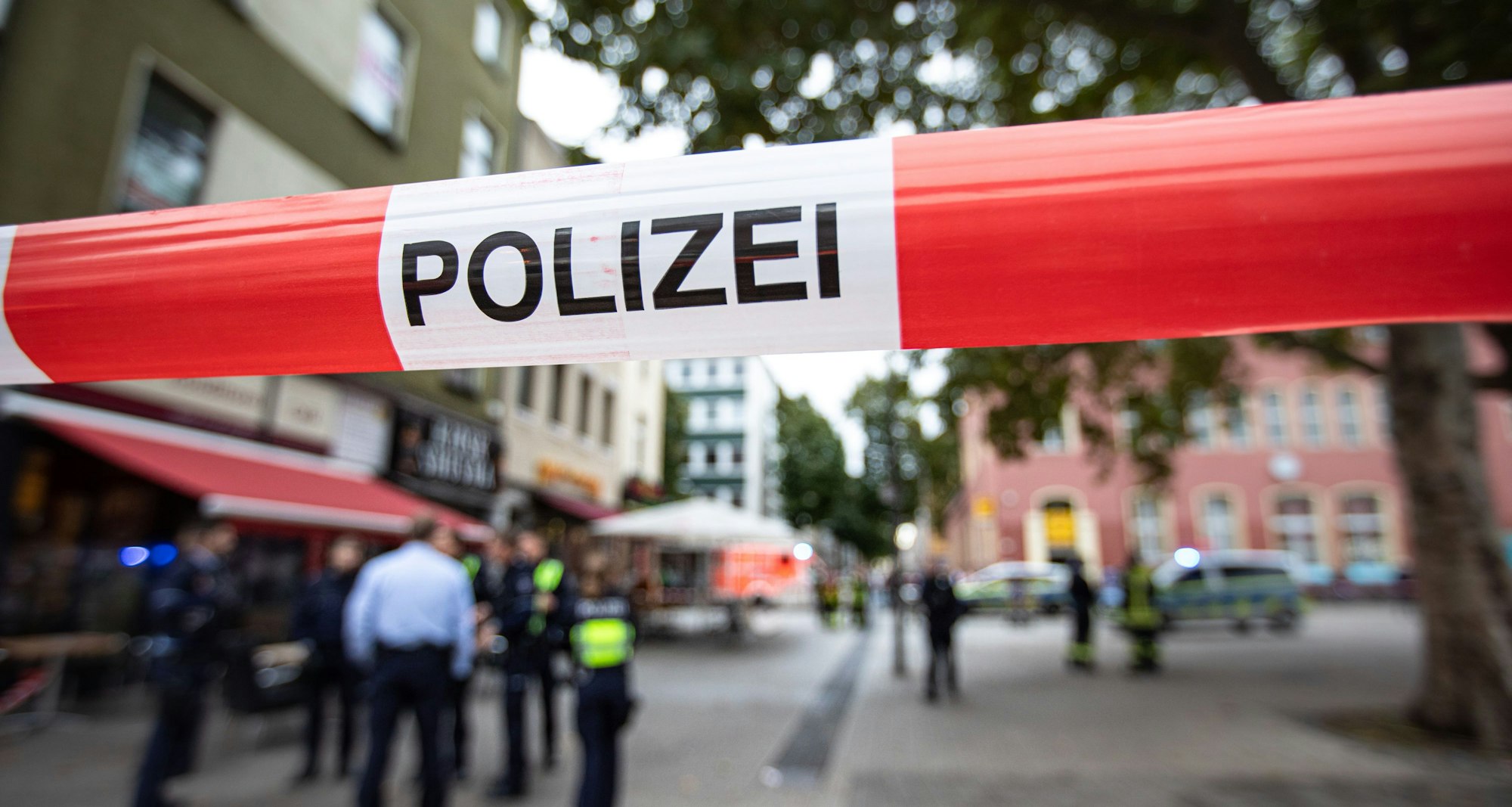Polizeibeamte und -beamtinnen bei einem Einsatz (Symbolbild).