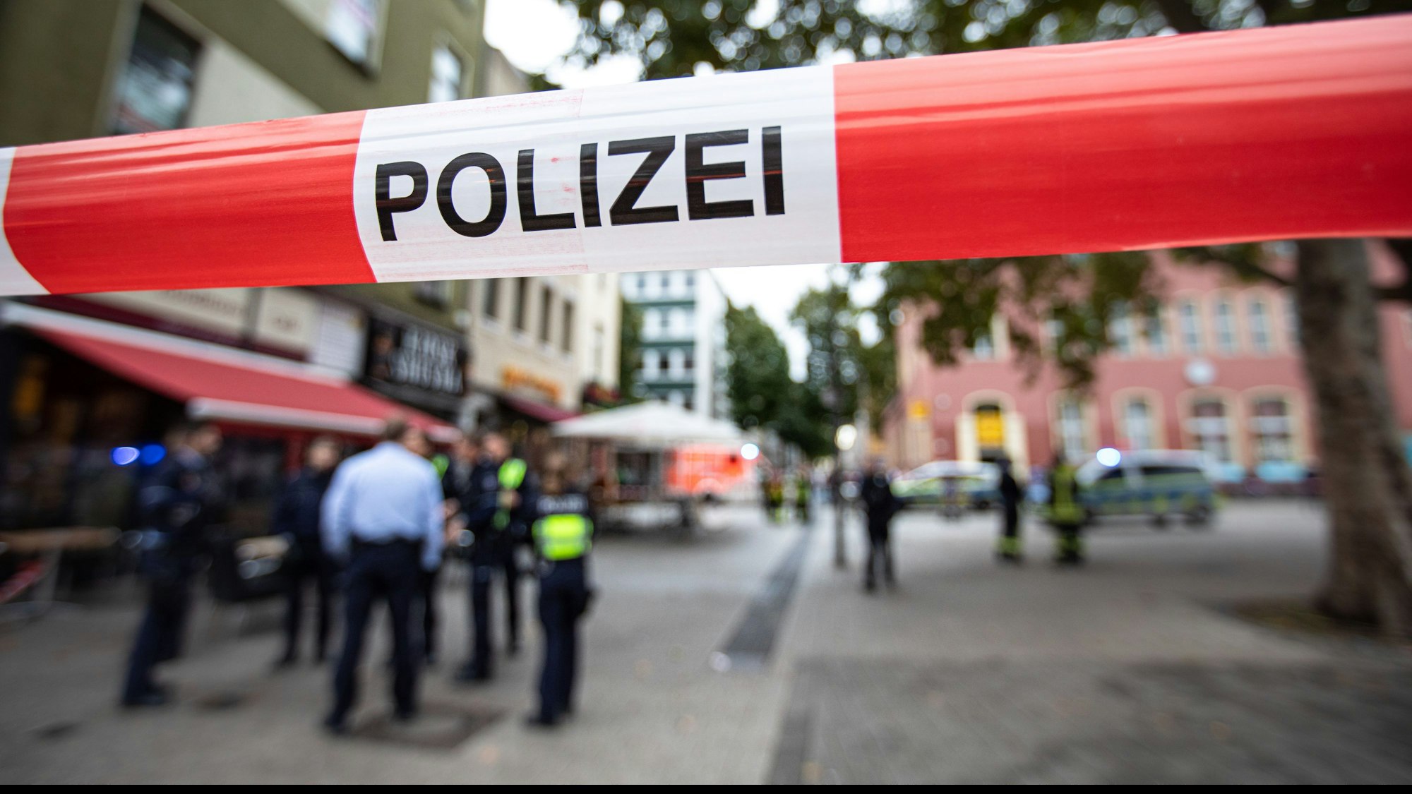 Die Polizei sperrt einen Tatort ab. (Symbolfoto)