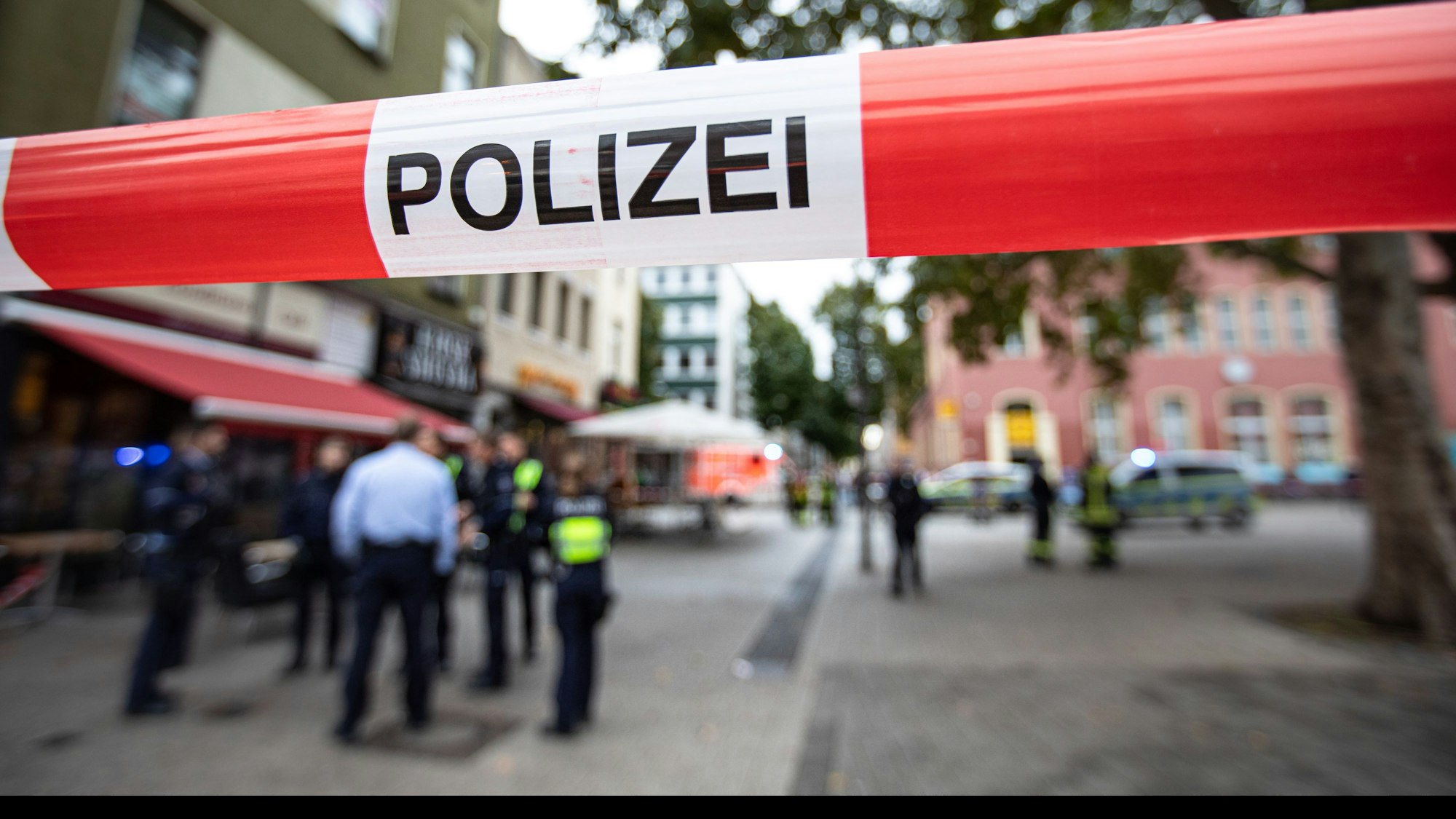 Polizeiabsperrband an einem Einsatzort. (Symbolfoto)