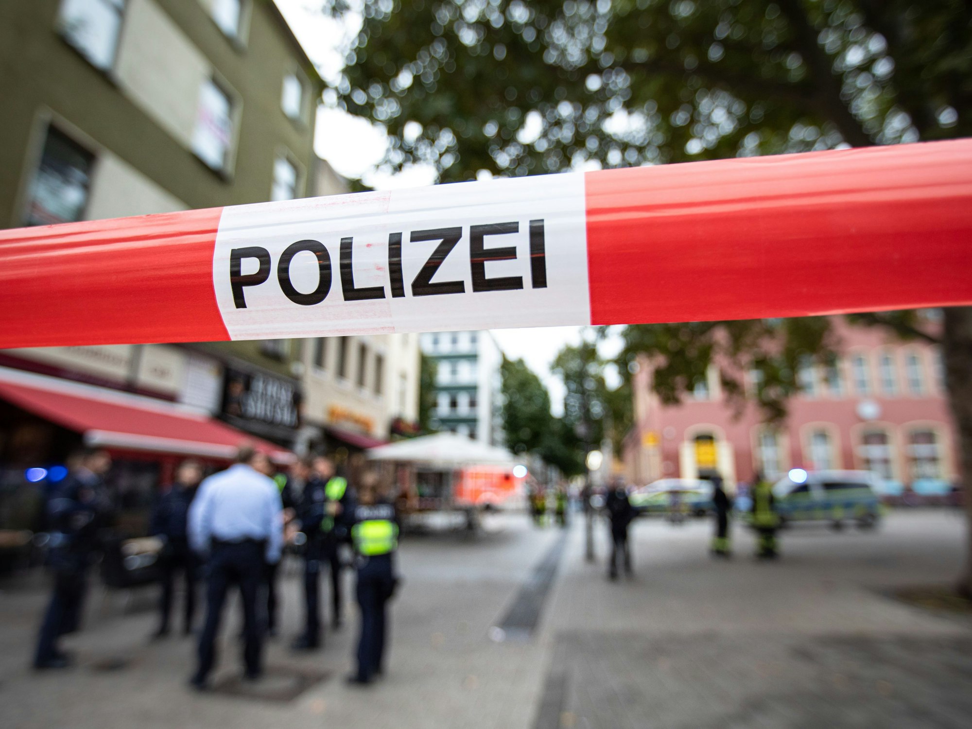 Die Polizei sperrt eine Unfallstelle ab. (Symbolfoto)