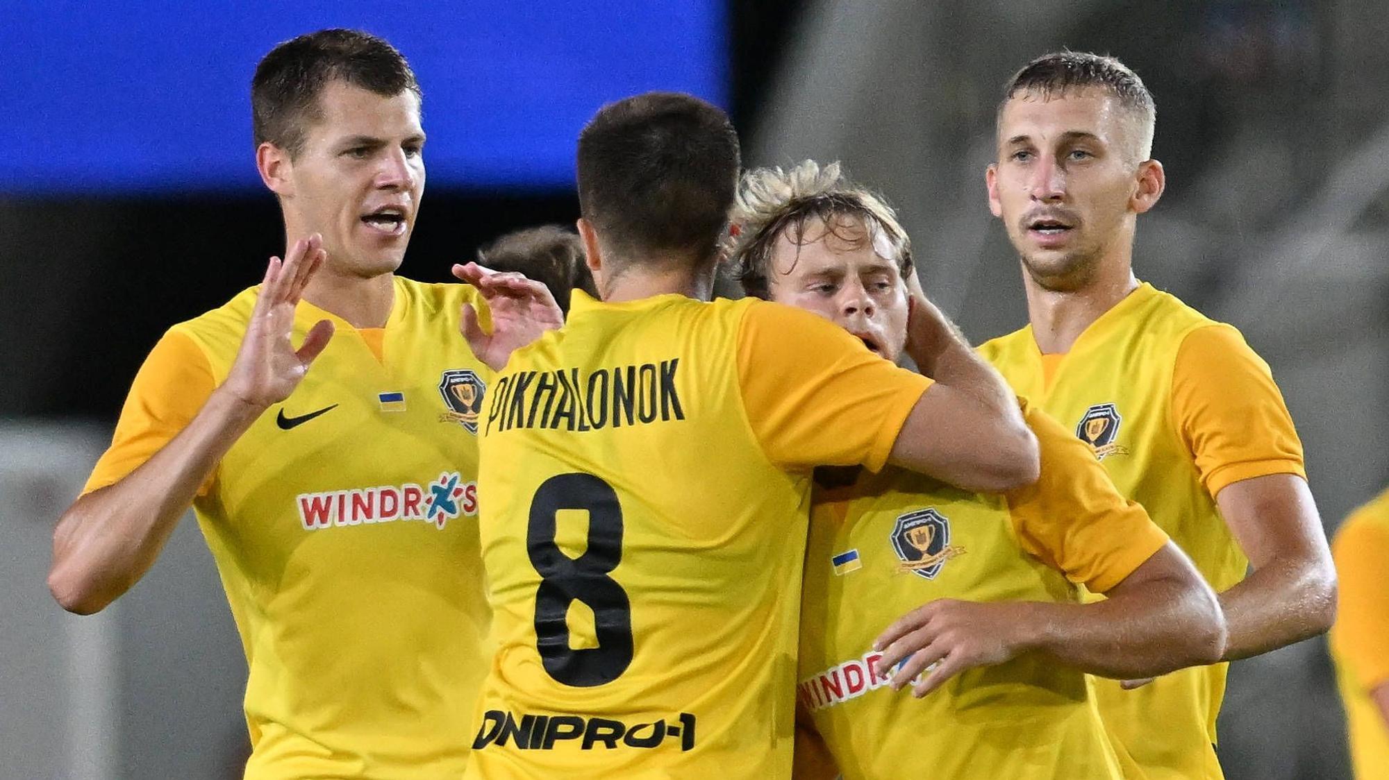 Die Spieler von SC Dnipro-1 jubeln über ein Tor.