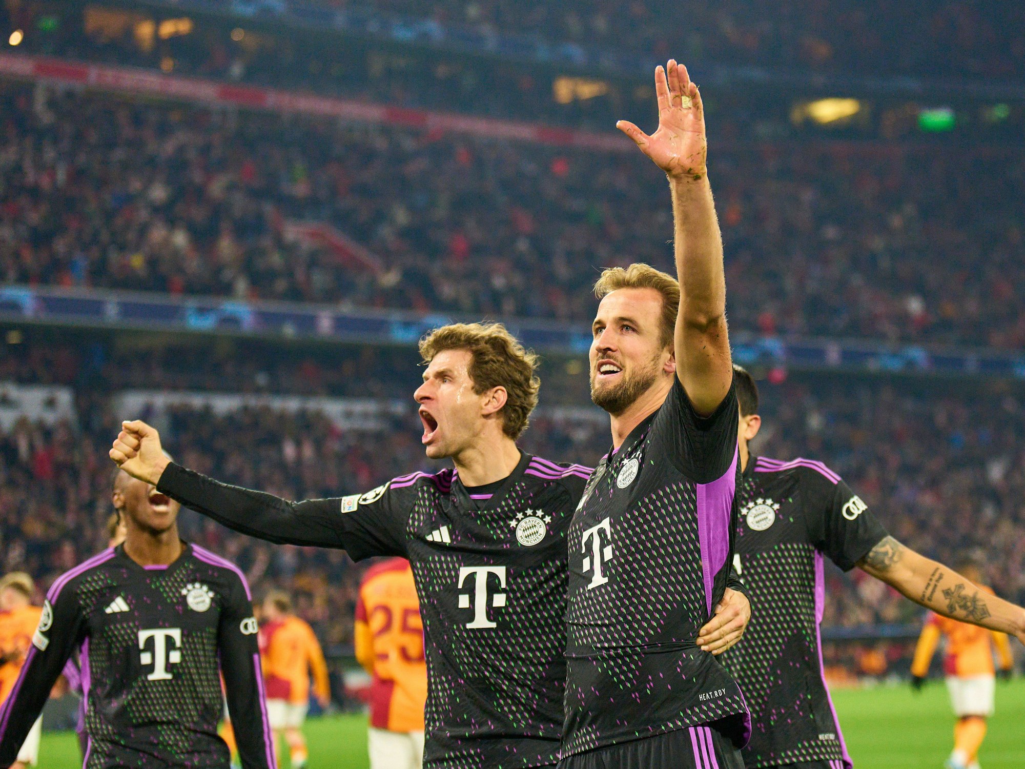 Harry Kane (re.) jubelt mit Thomas Müller (li.).