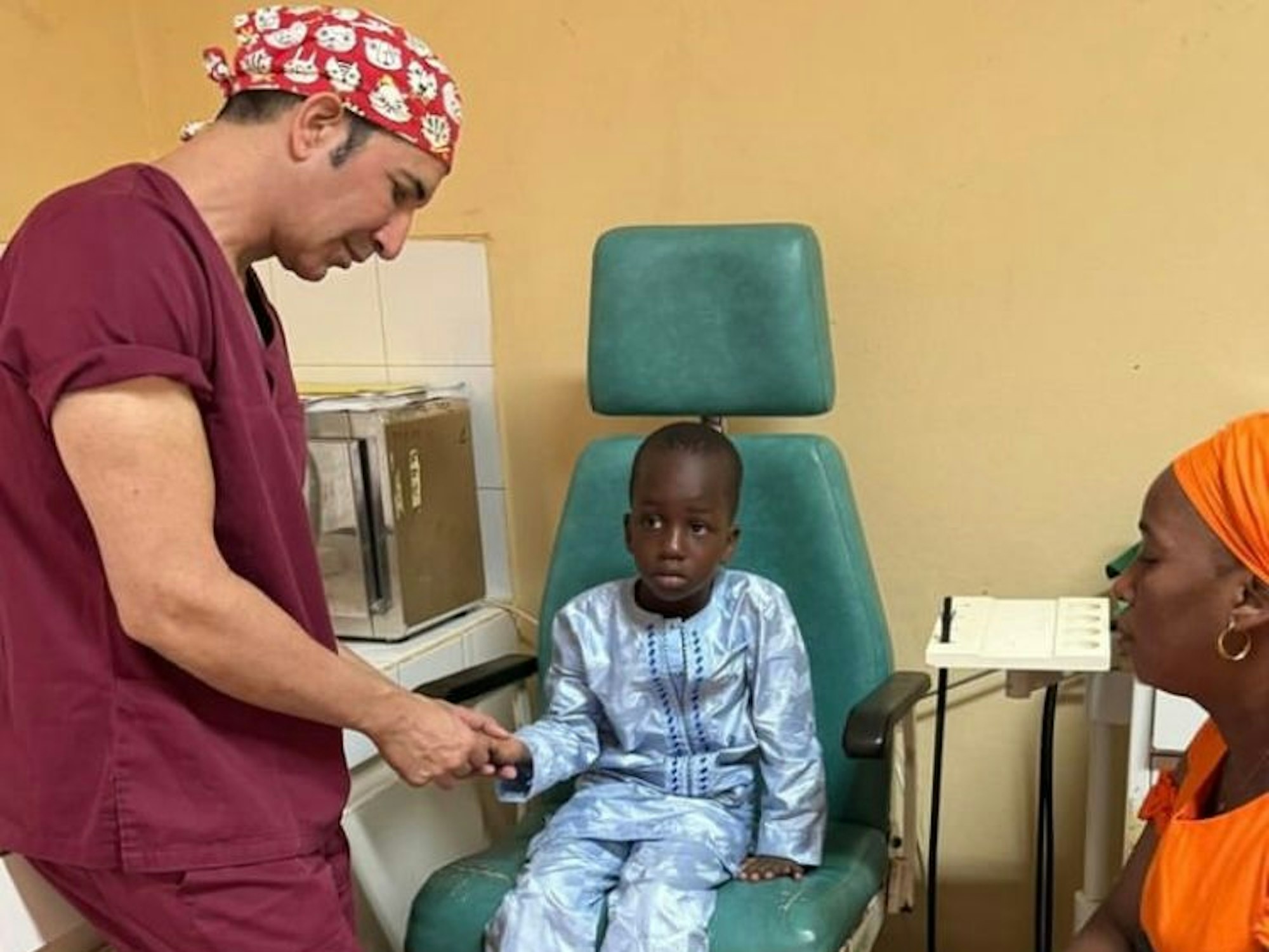 Schönheitschirurg Dr. med. Afschin Fatemi behandelt in Senegal ein Kind.