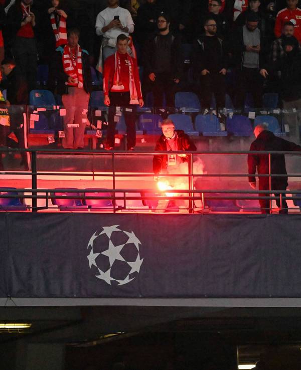 Fans von Union Berlin mit Pyrotechnik in der Hand.