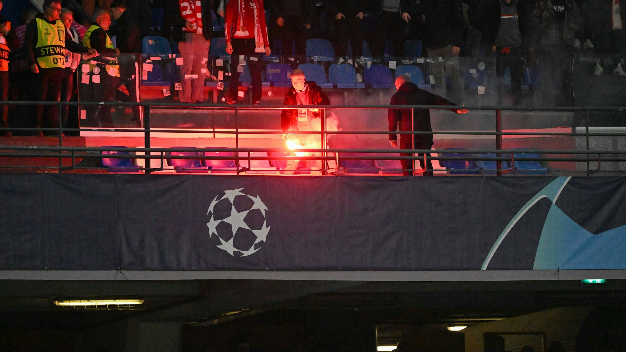 Fans von Union Berlin mit Pyrotechnik in der Hand.