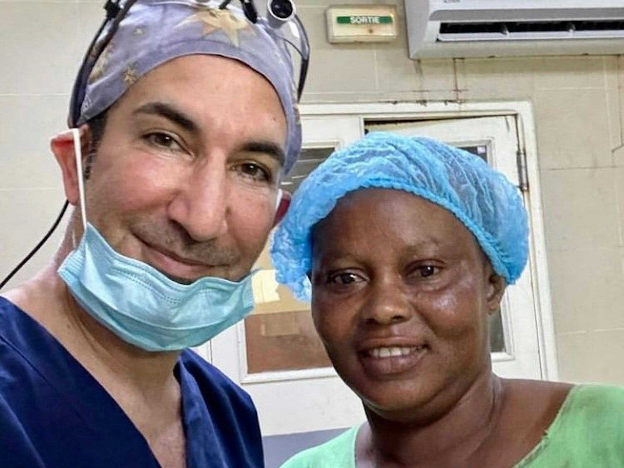 Schönheitschirurg Dr. med. Afschin Fatemi mit Patientin aus dem Senegal.