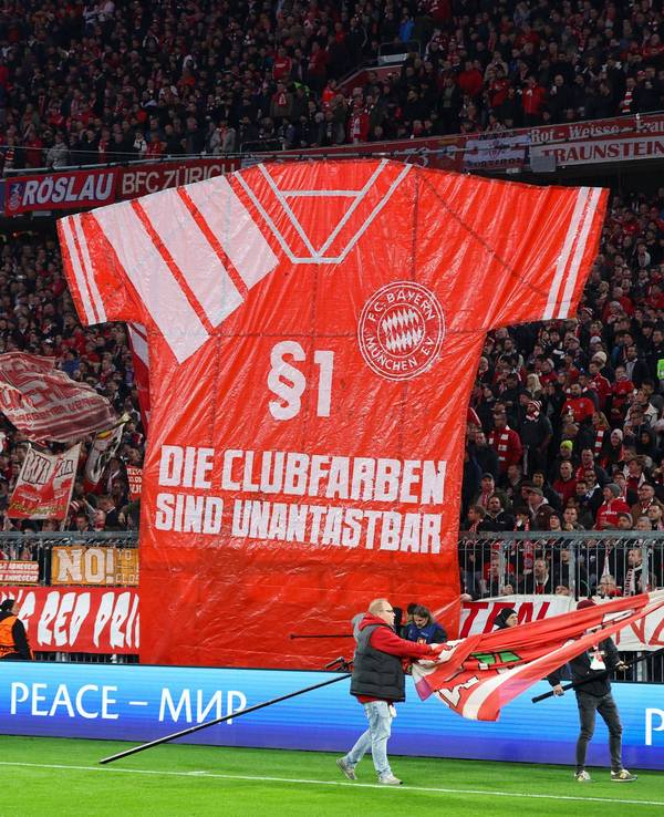 Trikot-Protest von den Fans des FC Bayern München. „Die Clubfarben sind unantastbar“ steht auf einem überlebensgroßen, rot-weißen Trikot auf der Südtribüne zu lesen.