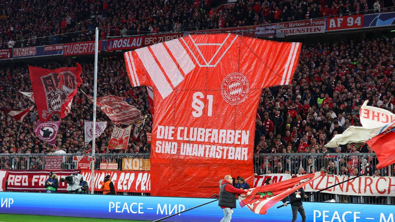 Trikot-Protest von den Fans des FC Bayern München. „Die Clubfarben sind unantastbar“ steht auf einem überlebensgroßen, rot-weißen Trikot auf der Südtribüne zu lesen.
