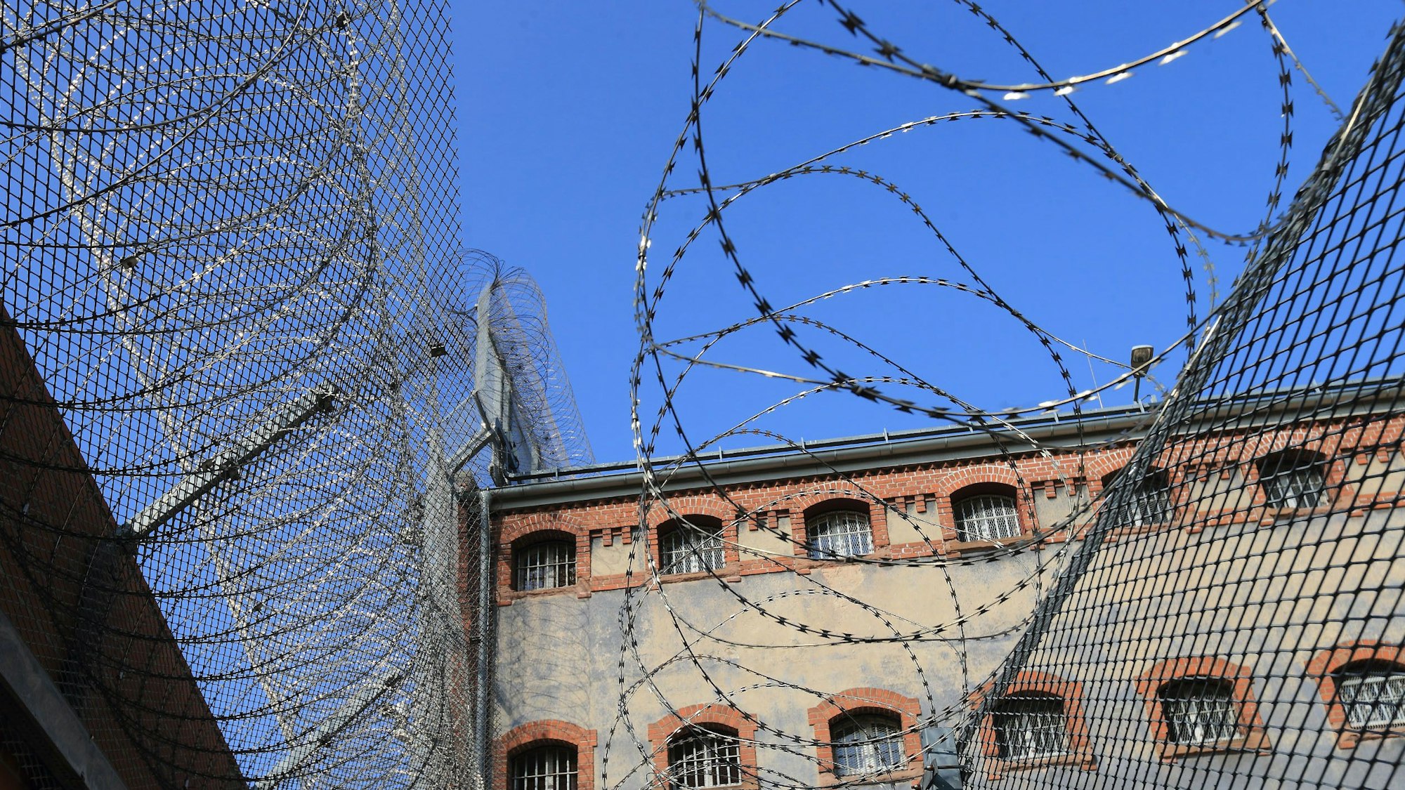 Der Innenhof einer Justizvollzugsanstalt.