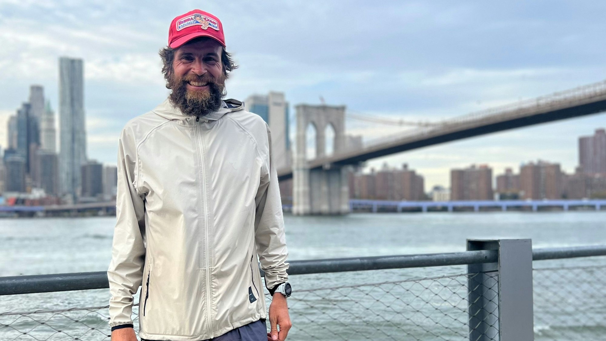 Jonas Deichmann lächelt in die Kamera.