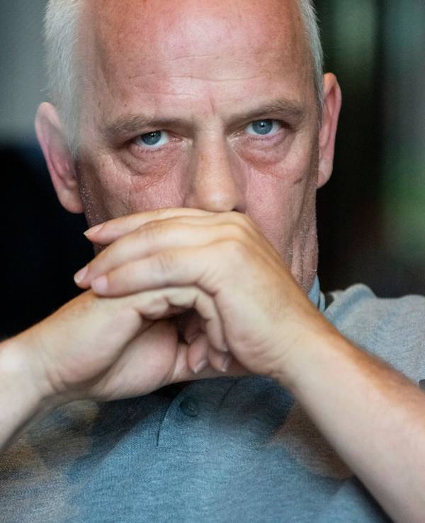 Mario Basler guckt bei einem Interview grimmig.