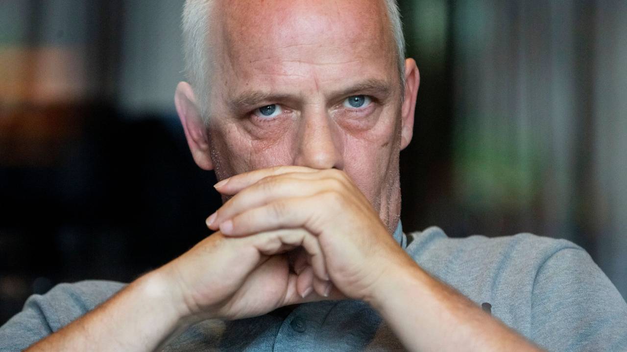 Mario Basler guckt bei einem Interview grimmig.