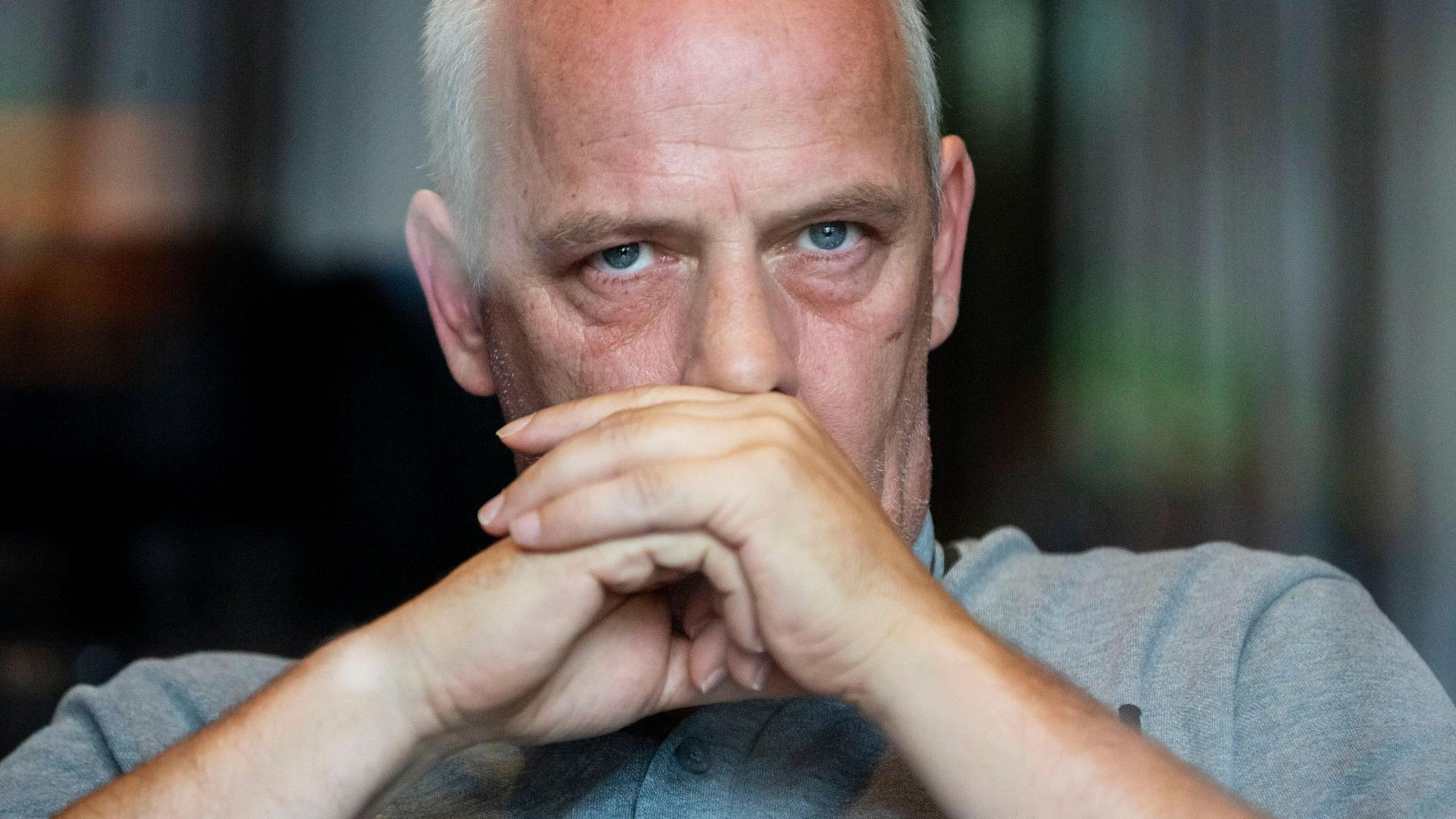 Mario Basler guckt bei einem Interview grimmig.