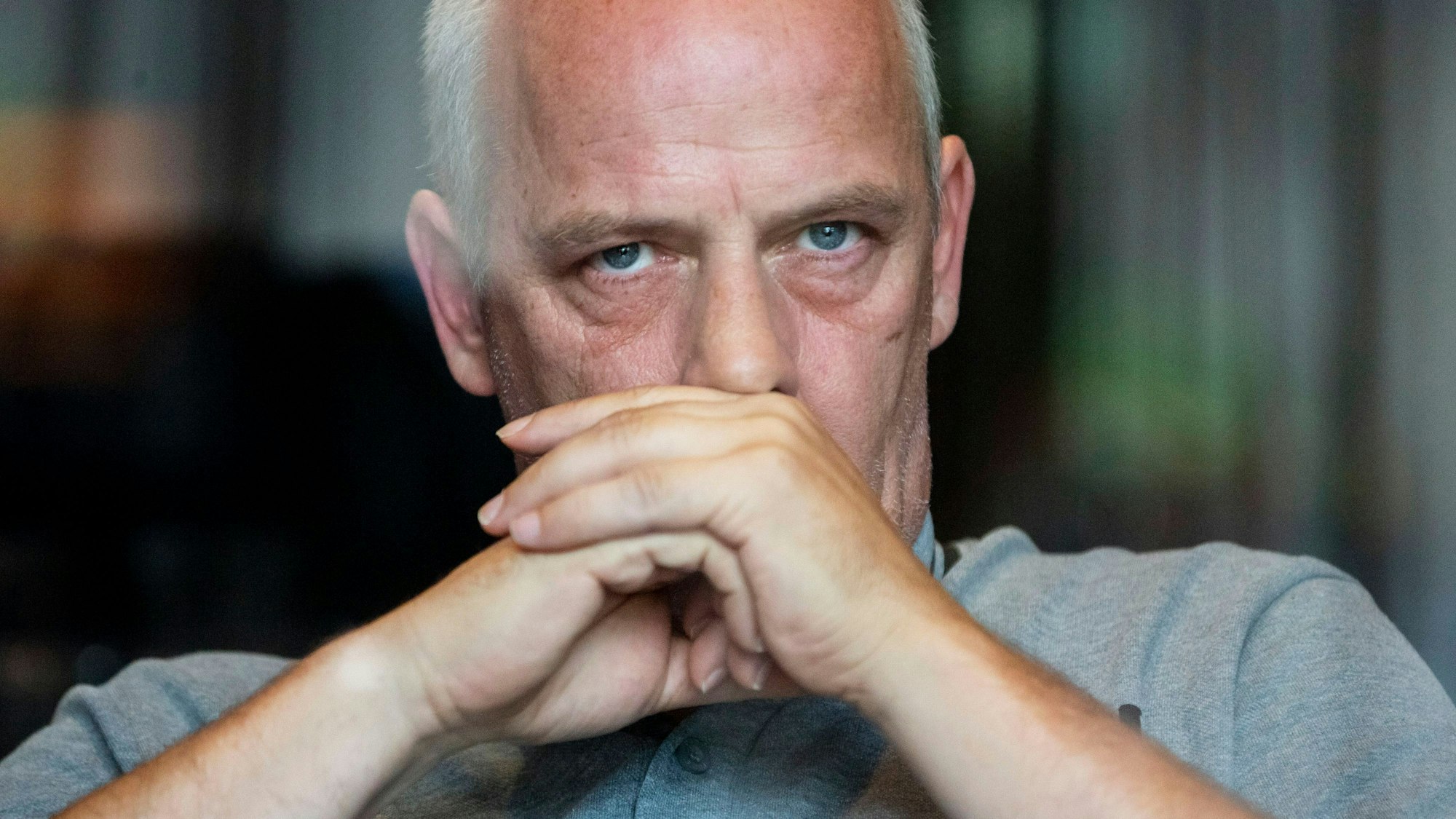 Mario Basler guckt bei einem Interview grimmig.