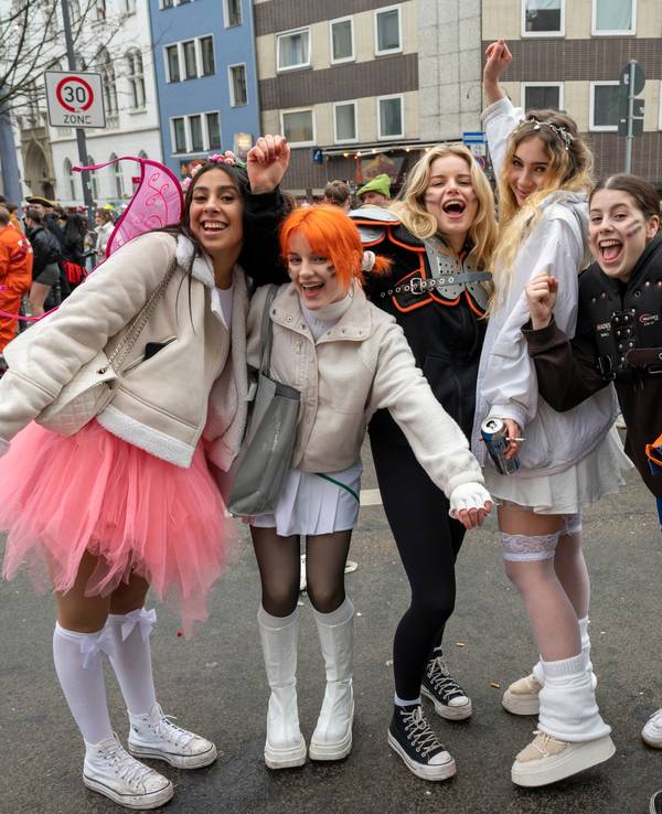 Feiernde an Weiberfastnacht im Kwartier Latäng