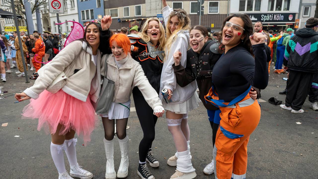 Feiernde an Weiberfastnacht im Kwartier Latäng