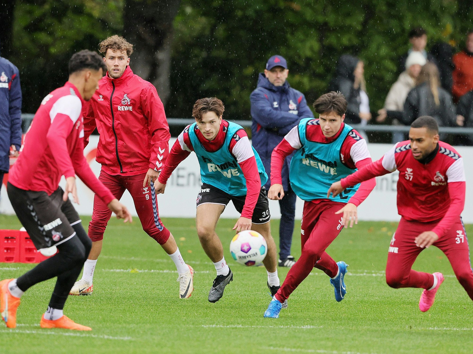 Beim Training des 1. FC Köln: Davie Selke, Luca Waldschmidt, Noah Katterbach, Denis Huseinbasic und Linton Maina