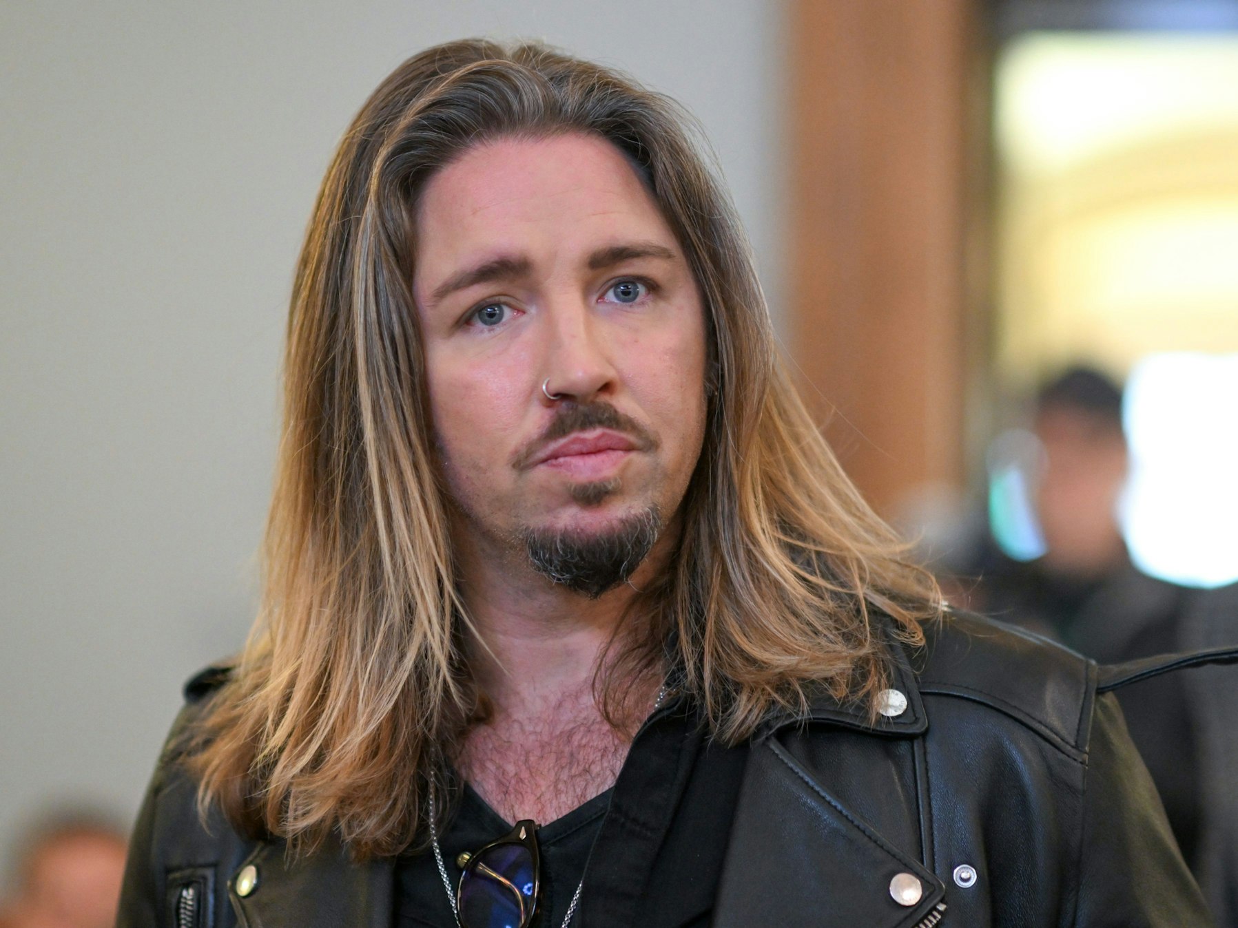 Musiker Gil Ofarim betritt am Mittwoch den Saal des Landgerichts in Leipzig.