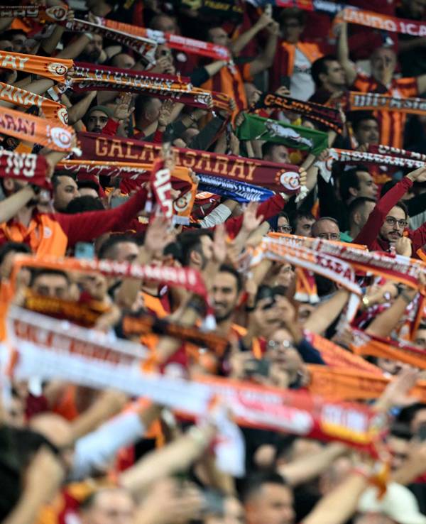 Galatasaray-Fans halten ihre Schals in die Höhe.