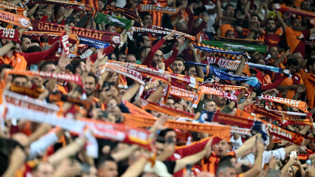 Galatasaray-Fans halten ihre Schals in die Höhe.