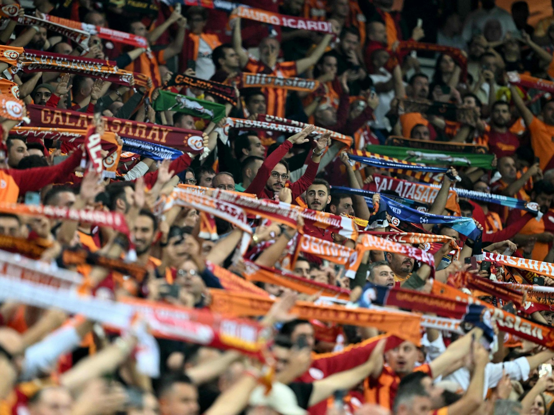 Galatasaray-Fans halten ihre Schals in die Höhe.
