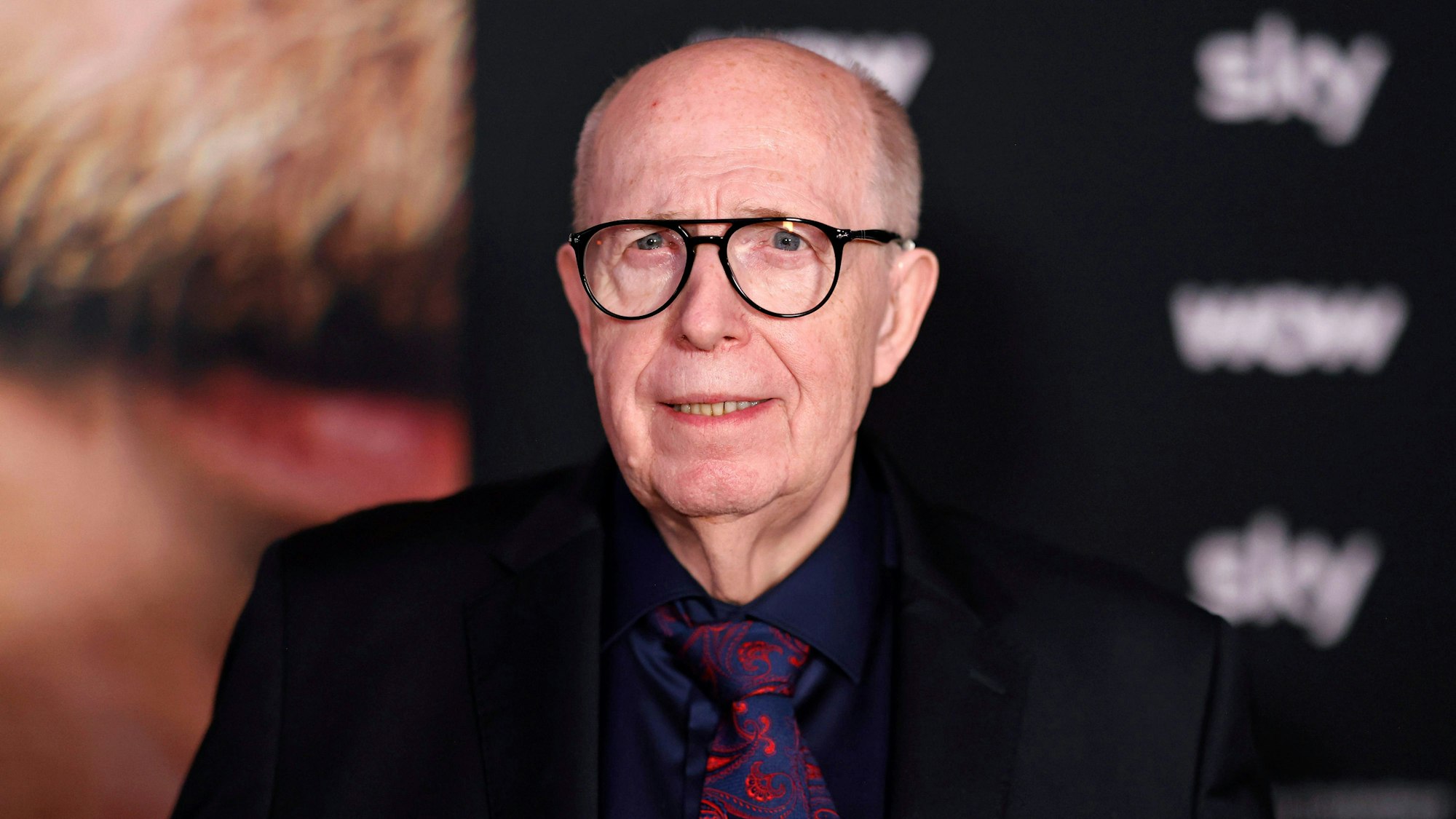 Reiner Calmund steht bei der Premiere des Sky-Films über Christoph Daum in Köln auf dem Roten Teppich.