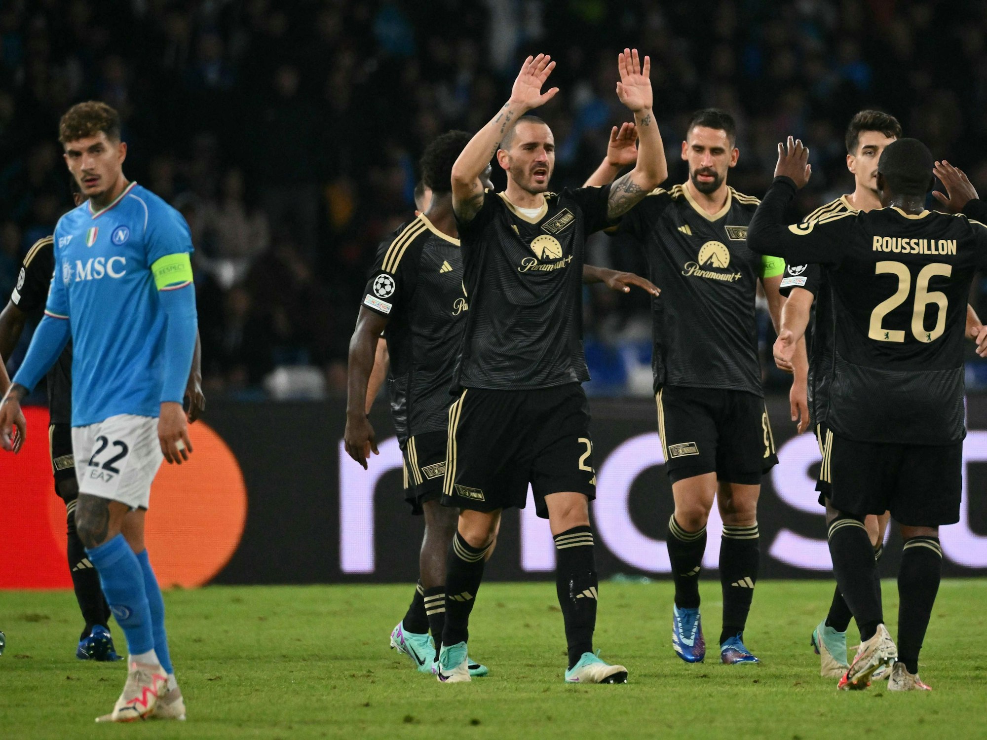 Die Spieler von Union Berlin jubeln nach dem Ausgleich in Neapel.