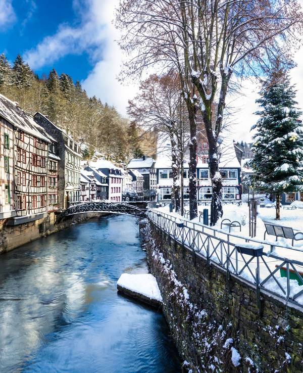 Blick auf die Fachwerkhäuser der Stadt Monschau im Winter.