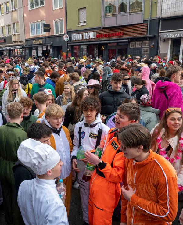 Viele Menschen feiern auf der Zülpicher Straße in Köln verkleidet an Karneval.