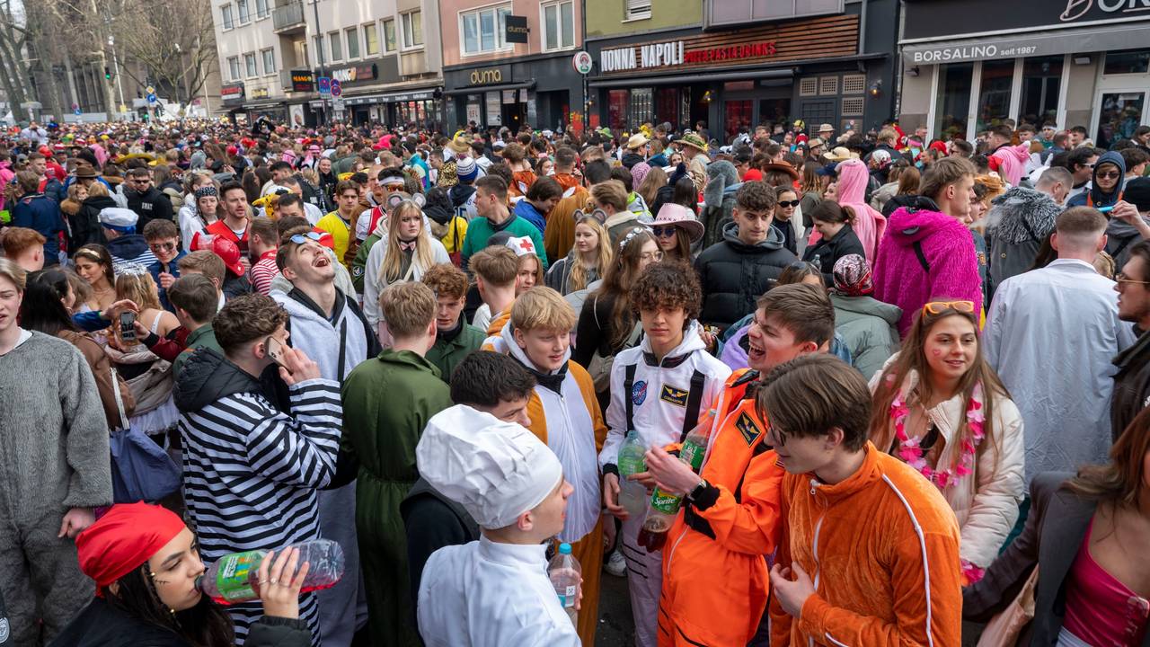Viele Menschen feiern auf der Zülpicher Straße in Köln verkleidet an Karneval.