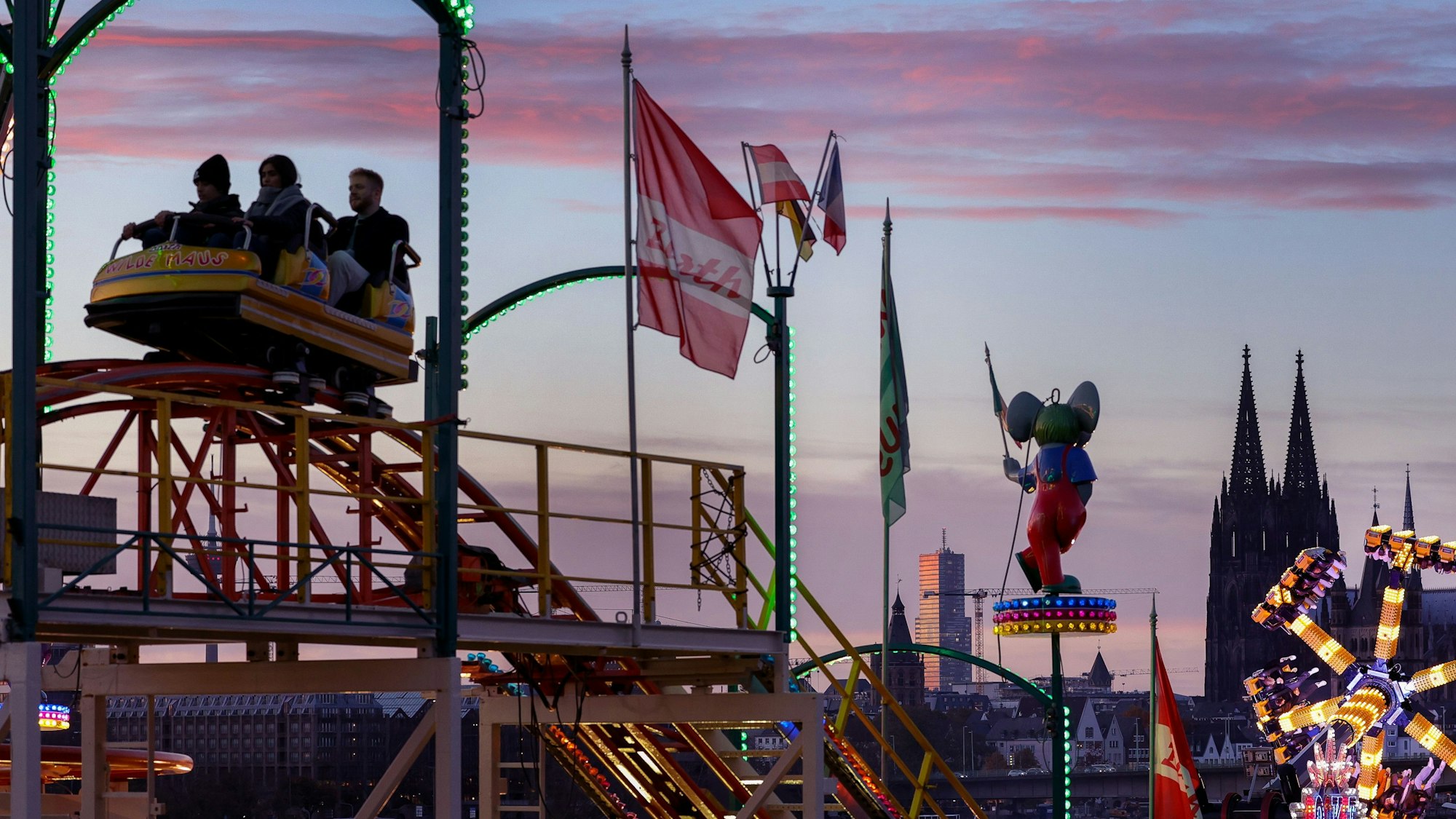 Die Kölner Herbstkirmes an der Deutzer Werft im Abendlicht.